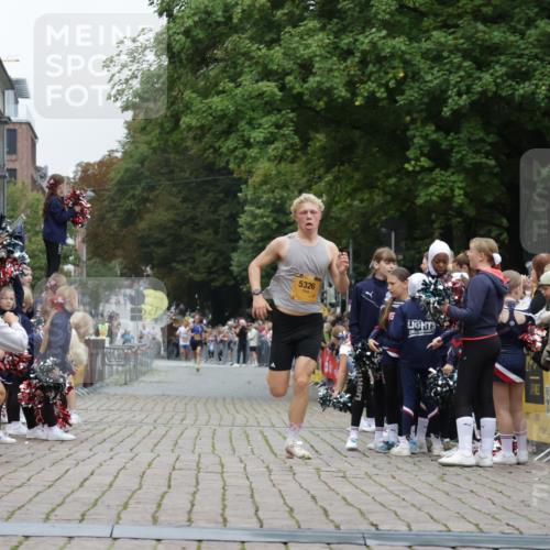 13.09.2026 - Kiel Lauf Yannick Fuchs http://msf.ph/oto/10487121 13.09.2026 10:23:22 Ziel 3465, 4645, 6302, 8809, 5326, 9678, 10568, 716, 2937, 5326 meine-sportfotos.de