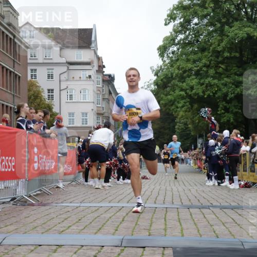 13.09.2026 - Kiel Lauf Yannick Fuchs http://msf.ph/oto/10487153 13.09.2026 10:23:47 Ziel 2937, 716, 3465, 4645, 6302, 8809, 8809, 9678, 10568 meine-sportfotos.de