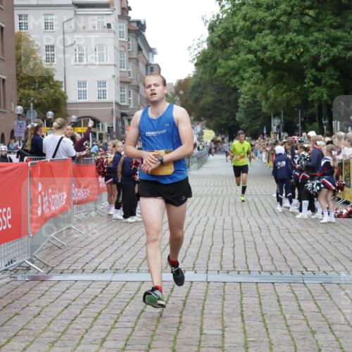 13.09.2026 - Kiel Lauf Yannick Fuchs http://msf.ph/oto/10487359 13.09.2026 10:26:56 Ziel 1717, 3945, 5484, 6509, 9105, 12421, 1102, 2244, 4278, 10034, 10964, 601, 1773, 1800, 9089, 10435, 12699, 12738, 7294, 10964 meine-sportfotos.de