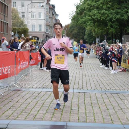 13.09.2026 - Kiel Lauf Yannick Fuchs http://msf.ph/oto/10487408 13.09.2026 10:27:45 Ziel 531, 5080, 5513, 8276, 8919, 1189, 1498, 1773, 4564, 6156, 8846, 9089, 9835, 10435, 10784, 2226, 2303, 3199, 5124, 6621, 10520, 11062, 11744, 1773, 1800, 12699 meine-sportfotos.de