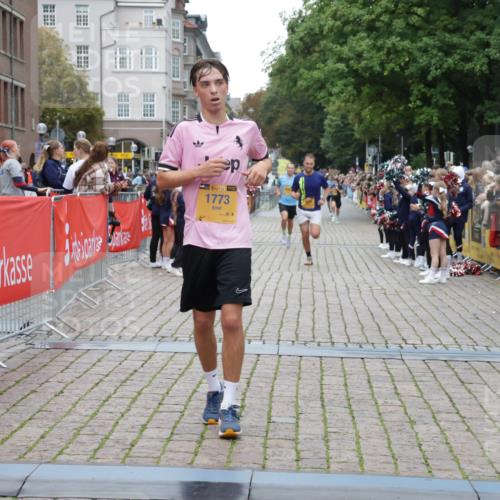 13.09.2026 - Kiel Lauf Yannick Fuchs http://msf.ph/oto/10487409 13.09.2026 10:27:45 Ziel 531, 5080, 5513, 8276, 8919, 1189, 1498, 1773, 4564, 6156, 8846, 9089, 9835, 10435, 10784, 2226, 2303, 3199, 5124, 6621, 10520, 11062, 11744, 1773, 1800, 12699 meine-sportfotos.de