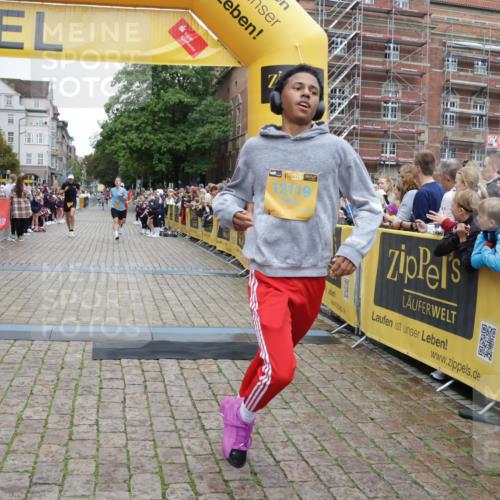 13.09.2026 - Kiel Lauf Yannick Fuchs http://msf.ph/oto/10487724 13.09.2026 10:30:17 Ziel 556, 563, 2762, 4471, 4477, 4837, 5082, 7152, 7691, 7818, 8582, 9644, 9669, 10019, 10129, 11781, 12491, 3826, 5082, 5575, 5624, 5864, 6169, 8140, 9584, 10476, 12290, 12591, 12737, 314, 457, 629, 1203, 1454, 1734, 2149, 2379, 2441, 2756, 4287, 4438, 5384, 5592, 5745, 5967, 7703, 7844, 8122, 9060, 10368, 11237, 259, 6126, 6169, 10624, 12119, 12290, 12591, 12675 meine-sportfotos.de