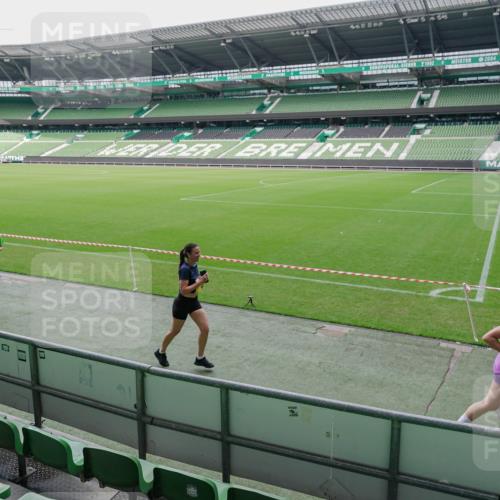 13.09.2026 - 21. swb-Marathon Bremen Michael Burmester http://msf.ph/oto/10488977 13.09.2026 10:38:12 Laufen im Stadion 10090, 10091, 10092, 10150, 10168, 10186, 10188, 10190, 10205, 10237, 10238, 10259, 10260, 10273, 10274, 10283, 10305, 10315, 10323, 10327, 10331, 10332, 10370, 10375, 10376, 10432, 10444, 10465, 10488, 10497, 10500, 10516, 10526, 10595, 10598, 10613, 10630, 10645, 10647, 10648, 10654, 10659, 10661, 10663, 10674, 10681, 10682, 10695, 10697, 10802, 10823 meine-sportfotos.de