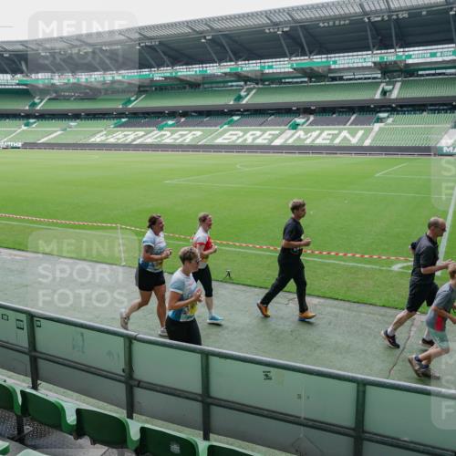 13.09.2026 - 21. swb-Marathon Bremen Michael Burmester http://msf.ph/oto/10489169 13.09.2026 10:41:45 Laufen im Stadion 10148, 10155, 10163, 10213, 10247, 10313, 10321, 10330, 10354, 10395, 10396, 10399, 10406, 10414, 10417, 10419, 10422, 10424, 10435, 10455, 10461, 10462, 10483, 10490, 10519, 10527, 10545, 10546, 10547, 10582, 10586, 10611, 10644, 10665, 10694, 10705, 10706, 10719, 10722, 10766, 10768, 10776, 10804, 10854, 10859, 10889, 10909, 10963, 10977, 11026, 11027, 11041, 11043, 11078, 11084, 11085, 11090, 11097, 11098, 11140, 11192, 11239 meine-sportfotos.de