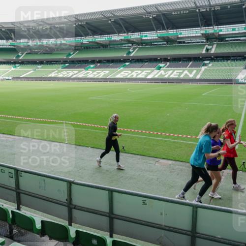 13.09.2026 - 21. swb-Marathon Bremen Michael Burmester http://msf.ph/oto/10489226 13.09.2026 10:42:46 Laufen im Stadion 10002, 10004, 10005, 10148, 10271, 10303, 10330, 10361, 10362, 10395, 10396, 10402, 10422, 10461, 10462, 10474, 10490, 10491, 10519, 10546, 10547, 10557, 10572, 10665, 10705, 10719, 10722, 10752, 10773, 10776, 10784, 10805, 10854, 10859, 10880, 10889, 10909, 10963, 10977, 11026, 11027, 11041, 11078, 11084, 11085, 11090, 11097, 11098, 11140, 11173, 11192, 11217, 11239, 11264, 11274, 11482, 11535 meine-sportfotos.de