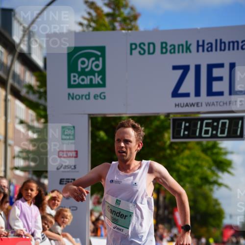 20.09.2026 - PSD Bank Halbmarathon LAZAROV Photography http://msf.ph/oto/10498225 20.09.2026 11:16:00 Ziel 3986 meine-sportfotos.de