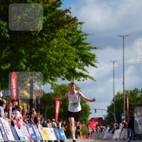 20.09.2026 - PSD Bank Halbmarathon LAZAROV Photography http://msf.ph/oto/10498328 20.09.2026 11:17:01 Ziel 1335 meine-sportfotos.de