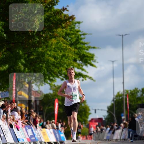 20.09.2026 - PSD Bank Halbmarathon LAZAROV Photography http://msf.ph/oto/10498332 20.09.2026 11:17:02 Ziel 1335 meine-sportfotos.de