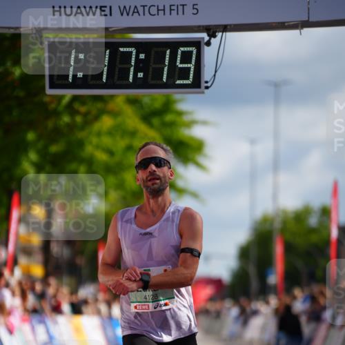 20.09.2026 - PSD Bank Halbmarathon LAZAROV Photography http://msf.ph/oto/10498353 20.09.2026 11:17:19 Ziel 4128, 4513 meine-sportfotos.de