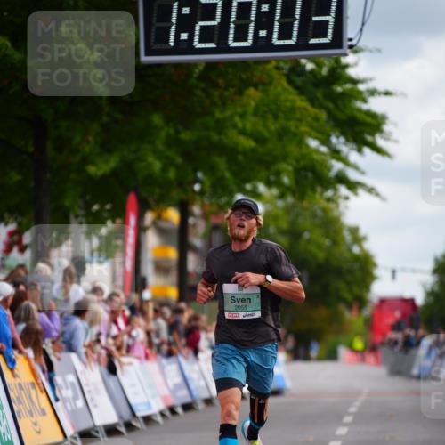 20.09.2026 - PSD Bank Halbmarathon LAZAROV Photography http://msf.ph/oto/10498488 20.09.2026 11:20:03 Ziel 2055 meine-sportfotos.de