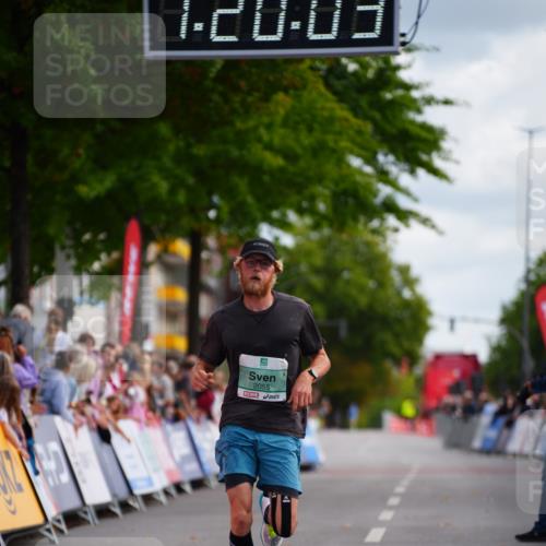 20.09.2026 - PSD Bank Halbmarathon LAZAROV Photography http://msf.ph/oto/10498489 20.09.2026 11:20:03 Ziel 2055 meine-sportfotos.de