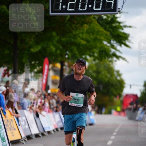 20.09.2026 - PSD Bank Halbmarathon LAZAROV Photography http://msf.ph/oto/10498491 20.09.2026 11:20:03 Ziel 2055 meine-sportfotos.de