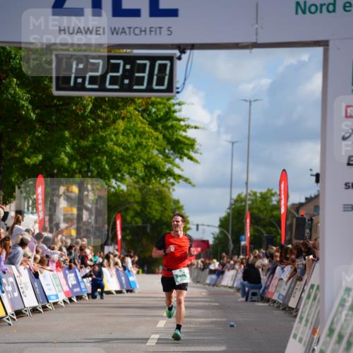 20.09.2026 - PSD Bank Halbmarathon LAZAROV Photography http://msf.ph/oto/10498601 20.09.2026 11:22:29 Ziel 2417, 2445 meine-sportfotos.de