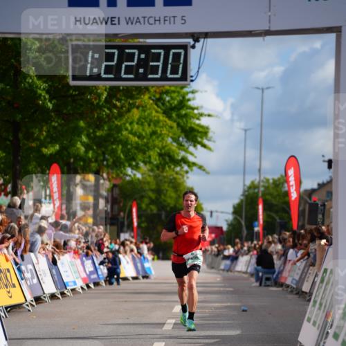20.09.2026 - PSD Bank Halbmarathon LAZAROV Photography http://msf.ph/oto/10498603 20.09.2026 11:22:30 Ziel 2417, 2445 meine-sportfotos.de