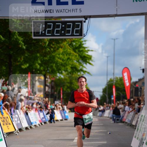 20.09.2026 - PSD Bank Halbmarathon LAZAROV Photography http://msf.ph/oto/10498606 20.09.2026 11:22:31 Ziel 2417, 2445 meine-sportfotos.de