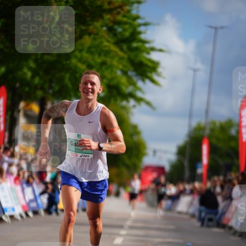 20.09.2026 - PSD Bank Halbmarathon LAZAROV Photography http://msf.ph/oto/10498698 20.09.2026 11:22:45 Ziel 2356 meine-sportfotos.de