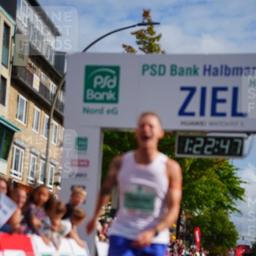 20.09.2026 - PSD Bank Halbmarathon LAZAROV Photography http://msf.ph/oto/10498719 20.09.2026 11:22:46 Ziel 2356 meine-sportfotos.de