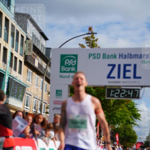 20.09.2026 - PSD Bank Halbmarathon LAZAROV Photography http://msf.ph/oto/10498721 20.09.2026 11:22:46 Ziel 2356 meine-sportfotos.de