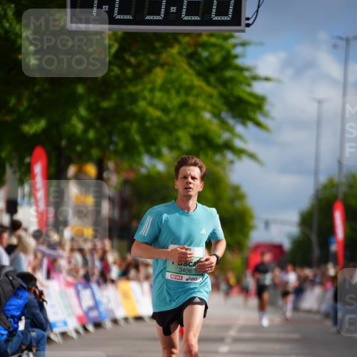 20.09.2026 - PSD Bank Halbmarathon LAZAROV Photography http://msf.ph/oto/10498777 20.09.2026 11:23:20 Ziel 1985, 3406 meine-sportfotos.de