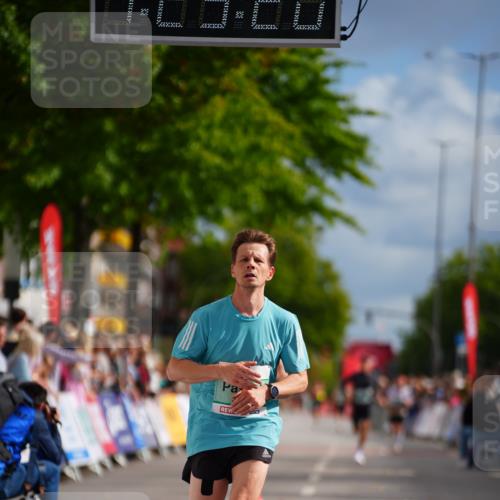 20.09.2026 - PSD Bank Halbmarathon LAZAROV Photography http://msf.ph/oto/10498780 20.09.2026 11:23:20 Ziel 1985, 3406 meine-sportfotos.de