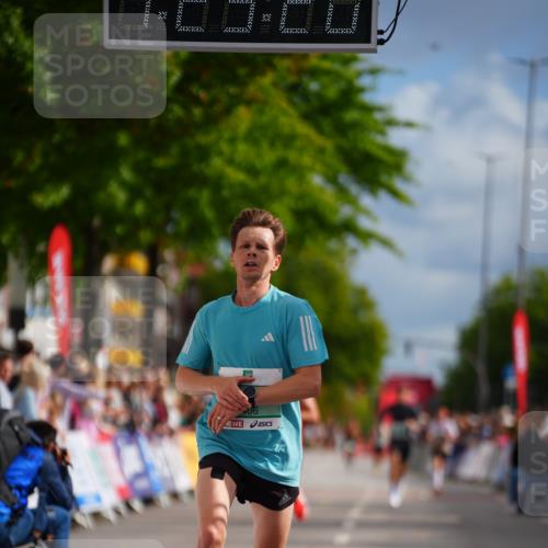 20.09.2026 - PSD Bank Halbmarathon LAZAROV Photography http://msf.ph/oto/10498782 20.09.2026 11:23:20 Ziel 1985, 3406 meine-sportfotos.de