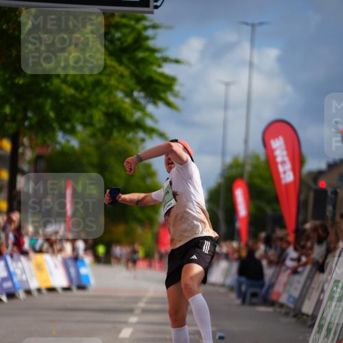 20.09.2026 - PSD Bank Halbmarathon LAZAROV Photography http://msf.ph/oto/10498836 20.09.2026 11:23:30 Ziel 1985, 3104, 3625 meine-sportfotos.de