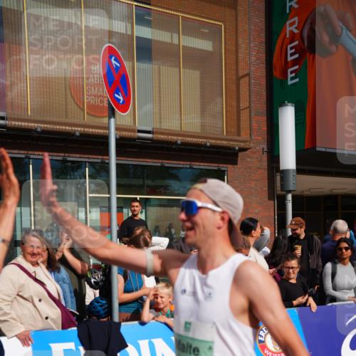 20.09.2026 - PSD Bank Halbmarathon LAZAROV Photography http://msf.ph/oto/10499303 20.09.2026 11:25:14 Ziel 2438, 3087, 4765 meine-sportfotos.de