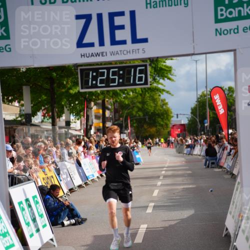 20.09.2026 - PSD Bank Halbmarathon LAZAROV Photography http://msf.ph/oto/10499312 20.09.2026 11:25:15 Ziel 2438, 3087, 4765 meine-sportfotos.de