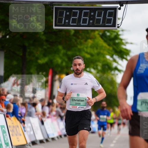 20.09.2026 - PSD Bank Halbmarathon LAZAROV Photography http://msf.ph/oto/10499672 20.09.2026 11:26:45 Ziel 1950, 3886, 3998 meine-sportfotos.de