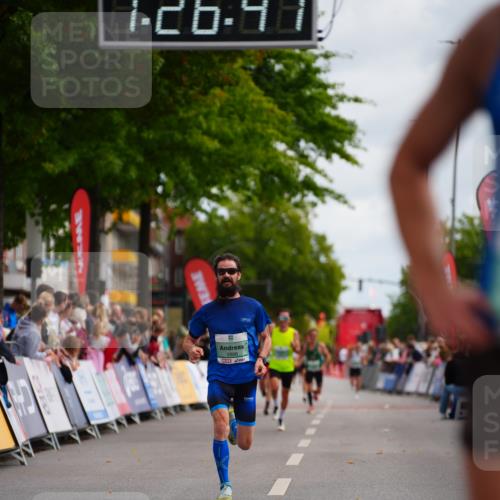 20.09.2026 - PSD Bank Halbmarathon LAZAROV Photography http://msf.ph/oto/10499674 20.09.2026 11:26:47 Ziel 1950, 3886, 3998 meine-sportfotos.de