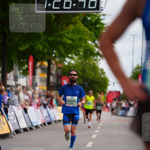 20.09.2026 - PSD Bank Halbmarathon LAZAROV Photography http://msf.ph/oto/10499676 20.09.2026 11:26:47 Ziel 1950, 3886, 3998 meine-sportfotos.de