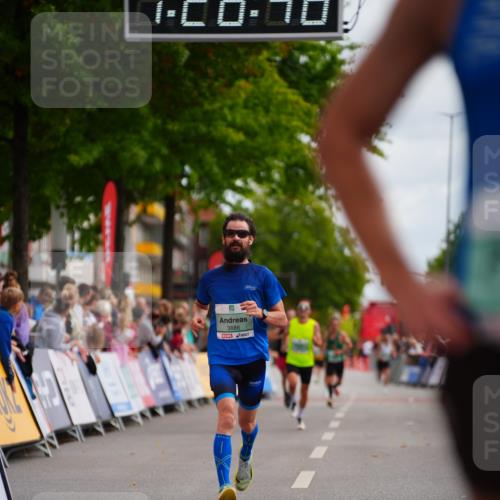 20.09.2026 - PSD Bank Halbmarathon LAZAROV Photography http://msf.ph/oto/10499679 20.09.2026 11:26:48 Ziel 1950, 3886, 3998 meine-sportfotos.de