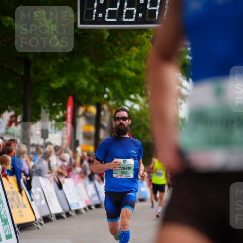 20.09.2026 - PSD Bank Halbmarathon LAZAROV Photography http://msf.ph/oto/10499684 20.09.2026 11:26:48 Ziel 1950, 3886, 3998 meine-sportfotos.de