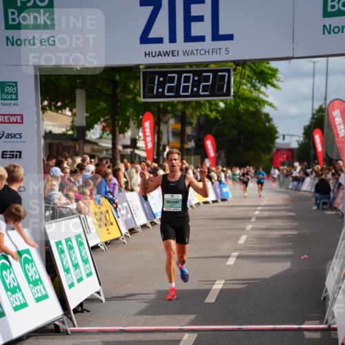 20.09.2026 - PSD Bank Halbmarathon LAZAROV Photography http://msf.ph/oto/10500106 20.09.2026 11:28:27 Ziel 3077 meine-sportfotos.de