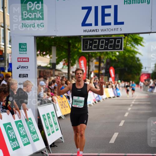 20.09.2026 - PSD Bank Halbmarathon LAZAROV Photography http://msf.ph/oto/10500120 20.09.2026 11:28:28 Ziel 3077 meine-sportfotos.de