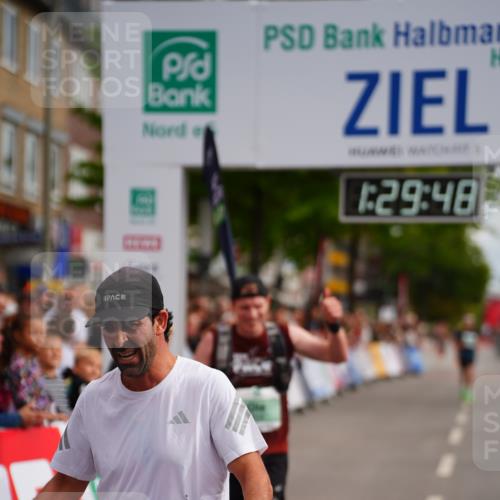 20.09.2026 - PSD Bank Halbmarathon LAZAROV Photography http://msf.ph/oto/10500519 20.09.2026 11:29:48 Ziel 2323, 3856, 4560 meine-sportfotos.de