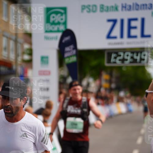 20.09.2026 - PSD Bank Halbmarathon LAZAROV Photography http://msf.ph/oto/10500524 20.09.2026 11:29:48 Ziel 2323, 3856, 4560 meine-sportfotos.de