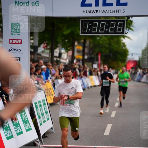 20.09.2026 - PSD Bank Halbmarathon LAZAROV Photography http://msf.ph/oto/10500676 20.09.2026 11:30:26 Ziel 1246, 2240, 2360, 2369, 3119 meine-sportfotos.de