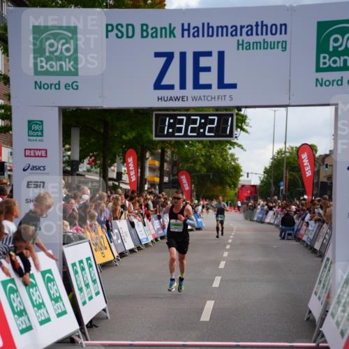 20.09.2026 - PSD Bank Halbmarathon LAZAROV Photography http://msf.ph/oto/10501861 20.09.2026 11:32:20 Ziel 4657 meine-sportfotos.de