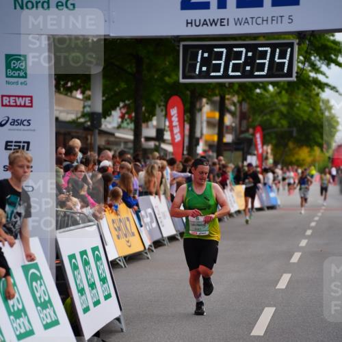 20.09.2026 - PSD Bank Halbmarathon LAZAROV Photography http://msf.ph/oto/10502016 20.09.2026 11:32:33 Ziel 2712, 4441 meine-sportfotos.de