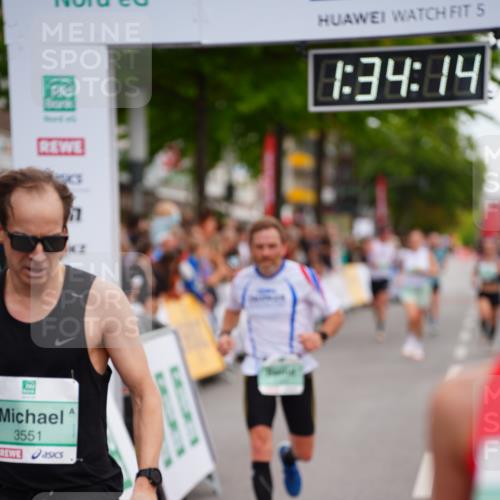 20.09.2026 - PSD Bank Halbmarathon LAZAROV Photography http://msf.ph/oto/10502420 20.09.2026 11:34:13 Ziel 1384, 1995, 3551, 4276, 4690 meine-sportfotos.de