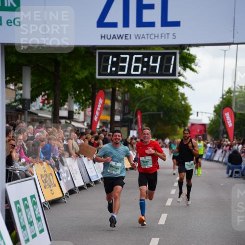 20.09.2026 - PSD Bank Halbmarathon LAZAROV Photography http://msf.ph/oto/10503056 20.09.2026 11:36:41 Ziel 2157, 2165, 2722, 4143 meine-sportfotos.de