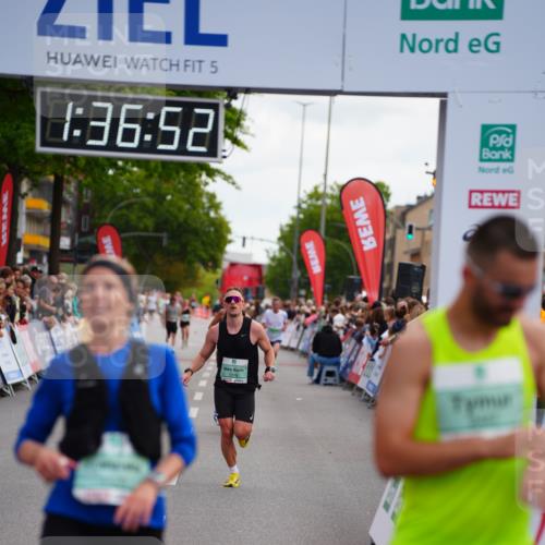 20.09.2026 - PSD Bank Halbmarathon LAZAROV Photography http://msf.ph/oto/10503132 20.09.2026 11:36:52 Ziel 1319, 1670, 2487, 2722, 4142, 4503 meine-sportfotos.de