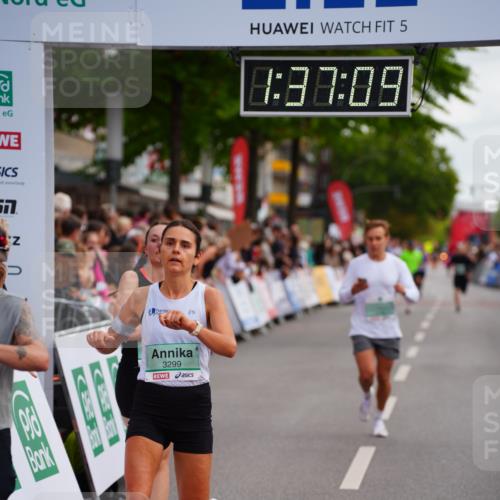 20.09.2026 - PSD Bank Halbmarathon LAZAROV Photography http://msf.ph/oto/10503236 20.09.2026 11:37:09 Ziel 1812, 2925, 3299, 4260, 4779, 4796 meine-sportfotos.de
