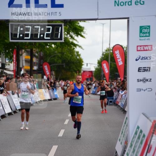 20.09.2026 - PSD Bank Halbmarathon LAZAROV Photography http://msf.ph/oto/10503268 20.09.2026 11:37:21 Ziel 2102, 3295, 3359, 4571 meine-sportfotos.de