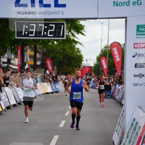 20.09.2026 - PSD Bank Halbmarathon LAZAROV Photography http://msf.ph/oto/10503271 20.09.2026 11:37:21 Ziel 2102, 3295, 3359, 4571 meine-sportfotos.de