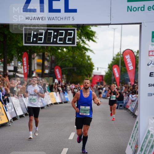 20.09.2026 - PSD Bank Halbmarathon LAZAROV Photography http://msf.ph/oto/10503274 20.09.2026 11:37:21 Ziel 2102, 3295, 3359, 4571 meine-sportfotos.de