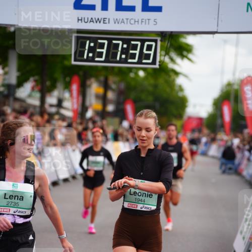 20.09.2026 - PSD Bank Halbmarathon LAZAROV Photography http://msf.ph/oto/10503411 20.09.2026 11:37:38 Ziel 1291, 1353, 1944, 2500, 2735, 3629, 4127, 4132 meine-sportfotos.de