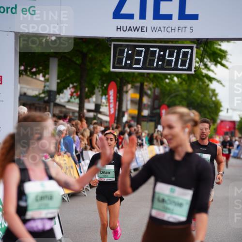 20.09.2026 - PSD Bank Halbmarathon LAZAROV Photography http://msf.ph/oto/10503430 20.09.2026 11:37:39 Ziel 1291, 1353, 1944, 2500, 2735, 3629, 4127, 4132 meine-sportfotos.de