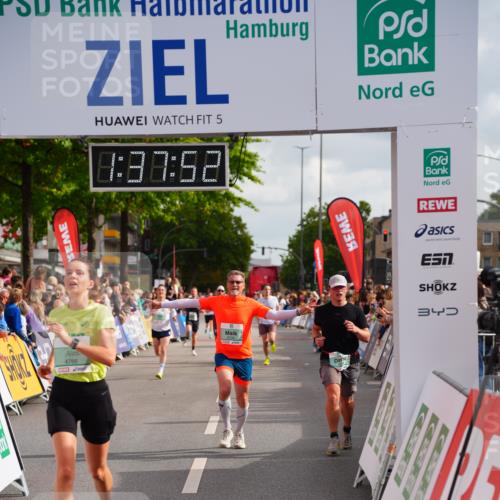 20.09.2026 - PSD Bank Halbmarathon LAZAROV Photography http://msf.ph/oto/10503525 20.09.2026 11:37:51 Ziel 1219, 3100, 3296, 4371, 4766 meine-sportfotos.de